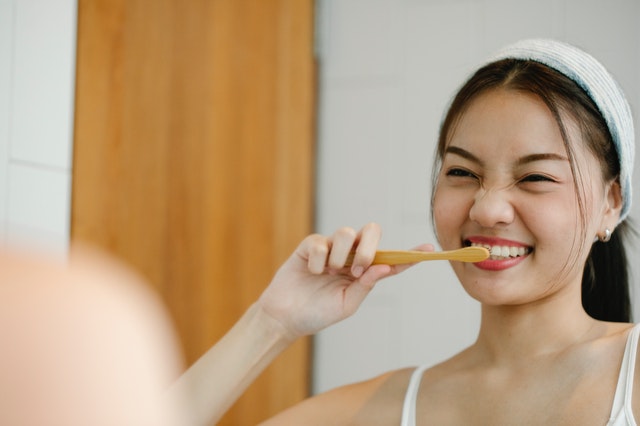 cepillarse los dientes para cuidar el esmalte dental